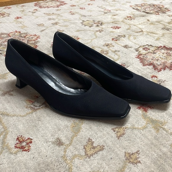 Stuart Weitzman black crepe resutton - Picture 2 of 8